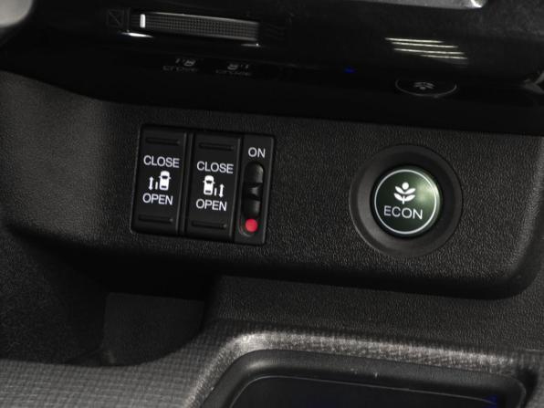 Honda Stepwgn V с пробегом 2016 года, цена 1 745 000 рублей, 140000 км, минивэн, Автокод Объявления