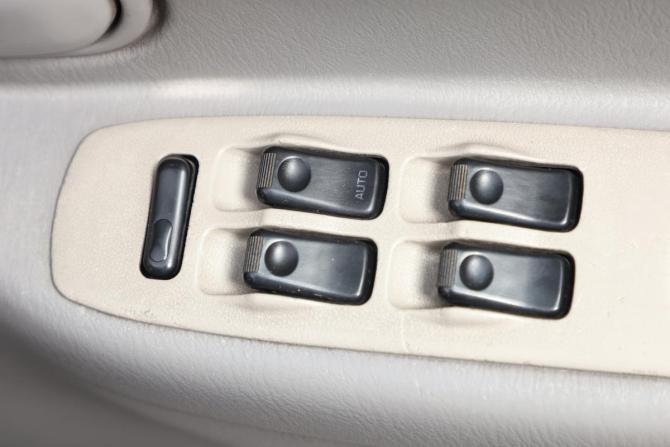 Mazda Demio I (DW) с пробегом 2000 года, цена 349 000 рублей, 243200 км, хэтчбек, Автокод Объявления
