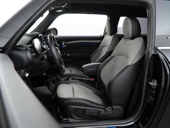Mini Hatch III (F55/F56) Рестайлинг с пробегом 2020 года, цена 3 297 444 рубля, 74460 км, хэтчбек, Автокод Объявления