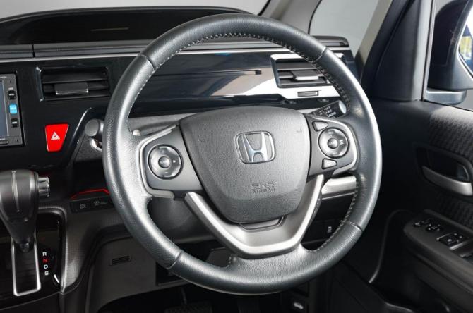 Honda Stepwgn V с пробегом 2016 года, цена 1 799 000 рублей, 135000 км, минивэн, Автокод Объявления
