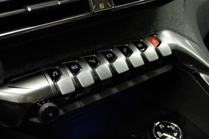 Peugeot 3008 II с пробегом 2018 года, цена 1 649 000 рублей, 157342 км, внедорожник, Автокод Объявления