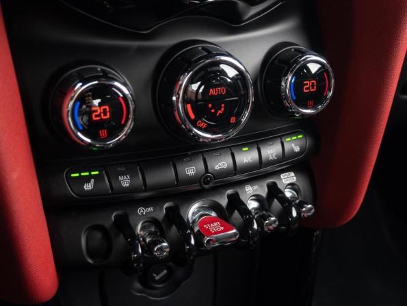 Mini Hatch III (F55/F56) Рестайлинг с пробегом 2019 года, цена 3 350 000 рублей, 50793 км, хэтчбек, Автокод Объявления