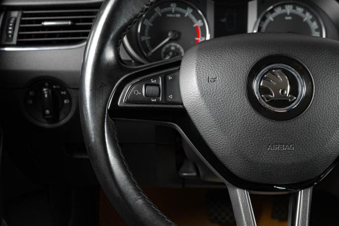Skoda Octavia III (A7) Рестайлинг с пробегом 2017 года, цена 1 629 000 рублей, 176585 км, лифтбек, Автокод Объявления