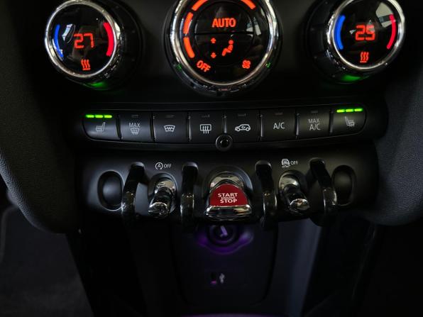 Mini Hatch III (F55/F56) Рестайлинг с пробегом 2018 года, цена 1 800 000 рублей, 80775 км, хэтчбек, Автокод Объявления