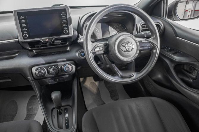 Toyota Yaris IV с пробегом 2020 года, цена 1 299 000 рублей, 93300 км, хэтчбек, Автокод Объявления