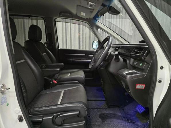 Honda Stepwgn V с пробегом 2015 года, цена 1 890 000 рублей, 130000 км, минивэн, Автокод Объявления