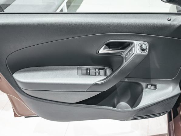 Volkswagen Polo V с пробегом 2015 года, цена 1 000 000 рублей, 167855 км, седан, Автокод Объявления