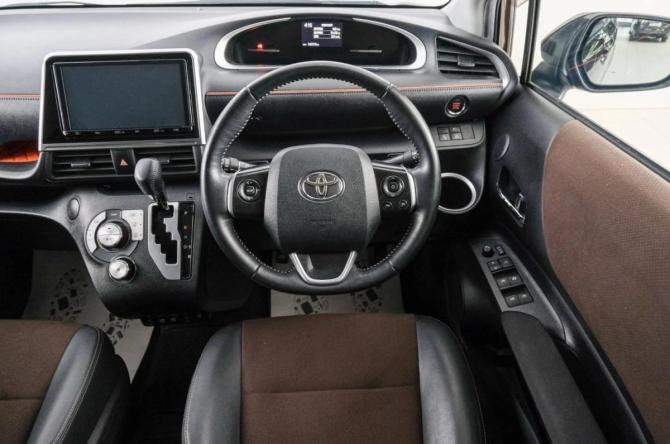 Toyota Sienta II Рестайлинг с пробегом 2020 года, цена 1 599 000 рублей, 54260 км, компактвэн, Автокод Объявления