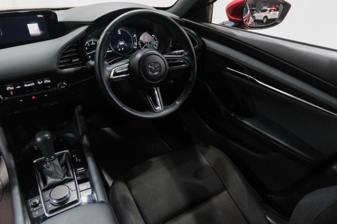 Mazda 3 IV (BP) с пробегом 2021 года, цена 1 869 000 рублей, 28000 км, хэтчбек, Автокод Объявления