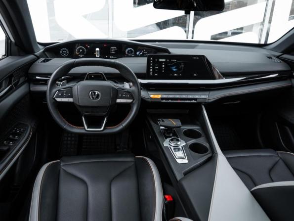 Changan UNI-V I с пробегом 2024 года, цена 2 457 000 рублей, 7992 км, лифтбек, Автокод Объявления