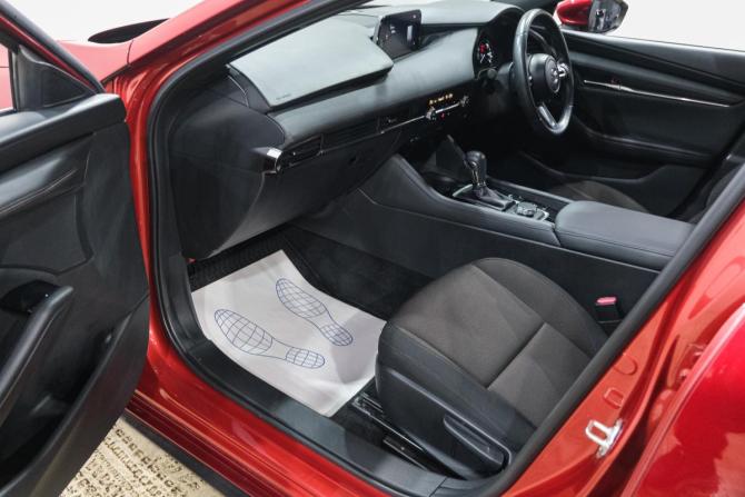 Mazda 3 IV (BP) с пробегом 2021 года, цена 1 869 000 рублей, 28000 км, хэтчбек, Автокод Объявления