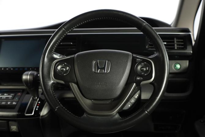Honda Stepwgn V с пробегом 2015 года, цена 1 849 000 рублей, 130000 км, минивэн, Автокод Объявления