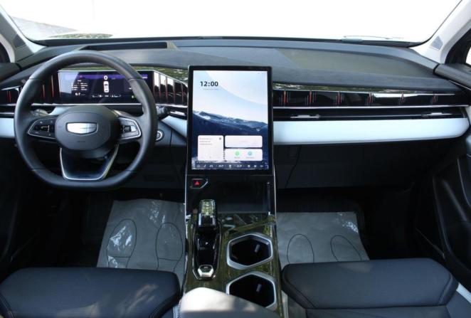 Geely Atlas II с пробегом 2025 года, цена 3 550 000 рублей, 2598 км, внедорожник, Автокод Объявления