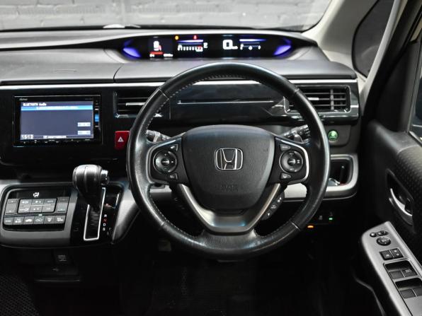 Honda Stepwgn V Рестайлинг с пробегом 2018 года, цена 2 150 000 рублей, 104900 км, минивэн, Автокод Объявления