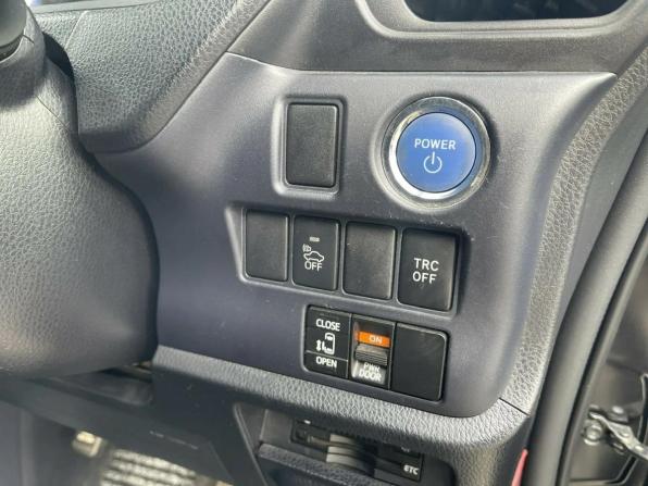 Toyota Voxy III (R80) с пробегом 2015 года, цена 1 785 000 рублей, 152470 км, минивэн, Автокод Объявления