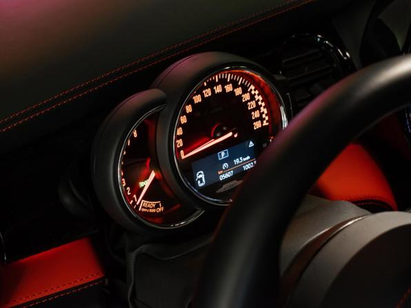 Mini Hatch III (F55/F56) Рестайлинг 2 с пробегом 2021 года, цена 4 149 000 рублей, 5607 км, хэтчбек, Автокод Объявления