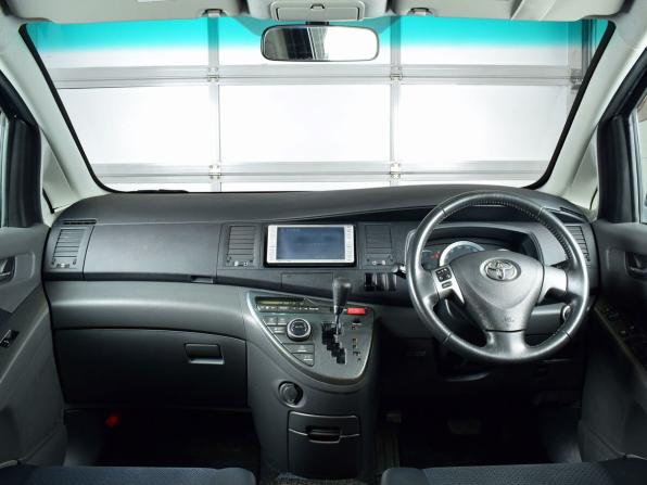 Toyota ISis I Рестайлинг с пробегом 2010 года, цена 1 269 995 рублей, 104015 км, компактвэн, Автокод Объявления
