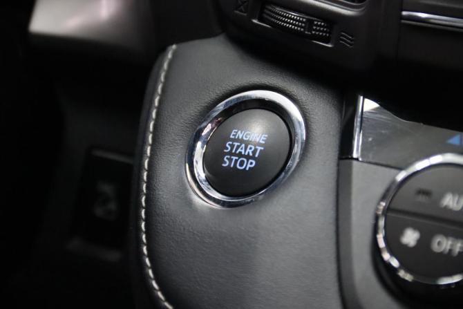 Toyota RAV4 IV (XA40) Рестайлинг с пробегом 2016 года, цена 2 695 950 рублей, 63777 км, внедорожник, Автокод Объявления