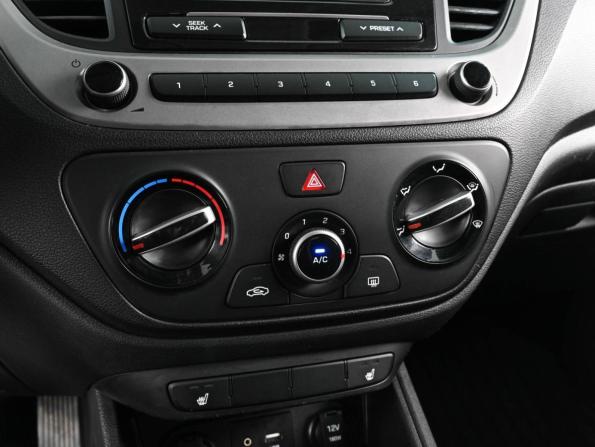Hyundai Solaris II с пробегом 2017 года, цена 1 329 000 рублей, 180579 км, седан, Автокод Объявления