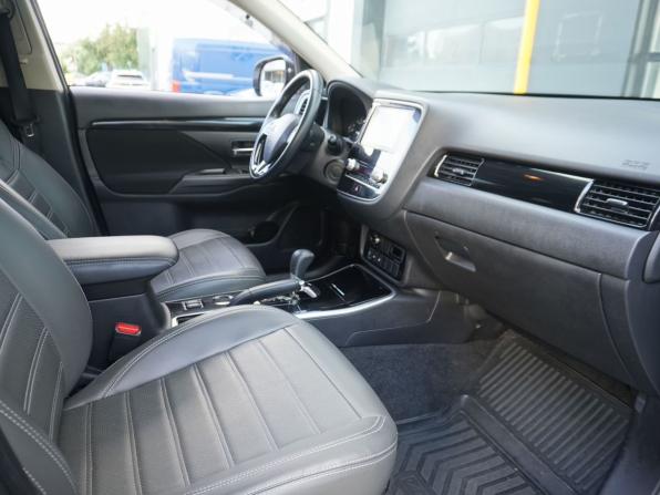 Mitsubishi Outlander III Рестайлинг 3 с пробегом 2021 года, цена 2 200 000 рублей, 98302 км, внедорожник, Автокод Объявления