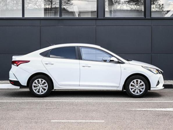 Hyundai Solaris II Рестайлинг с пробегом 2021 года, цена 1 629 000 рублей, 107084 км, седан, Автокод Объявления