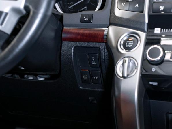 Toyota Land Cruiser 200 Series Рестайлинг 1 с пробегом 2014 года, цена 5 279 900 рублей, 180045 км, внедорожник, Автокод Объявления