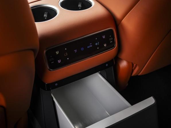 Li Auto (Lixiang) L9 I Рестайлинг с пробегом 2024 года, цена 7 398 000 рублей, 43015 км, внедорожник, Автокод Объявления