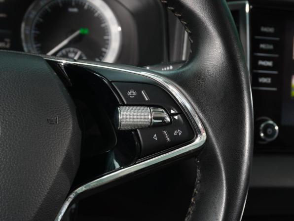 Skoda Karoq I с пробегом 2021 года, цена 2 598 000 рублей, 52158 км, внедорожник, Автокод Объявления