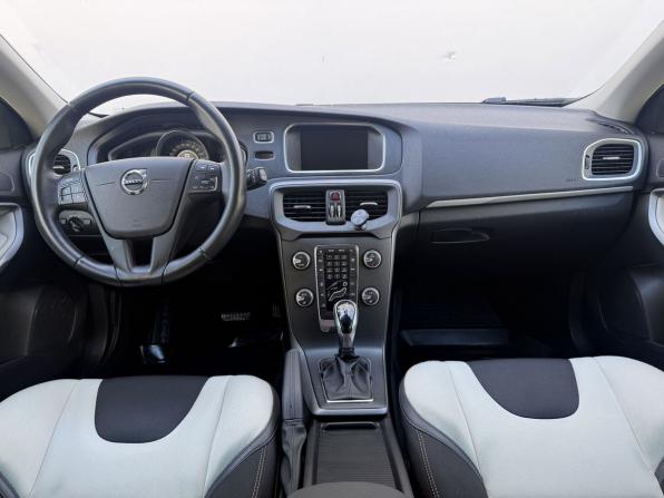 Volvo V40 Cross Country I Рестайлинг с пробегом 2018 года, цена 1 850 000 рублей, 106997 км, хэтчбек, Автокод Объявления