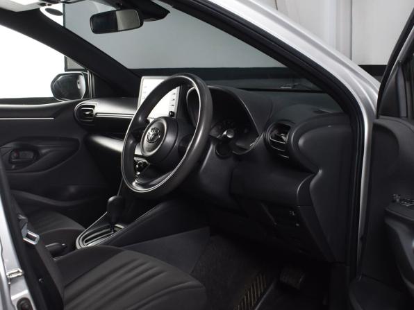 Toyota Yaris IV с пробегом 2021 года, цена 1 049 995 рублей, 129498 км, хэтчбек, Автокод Объявления