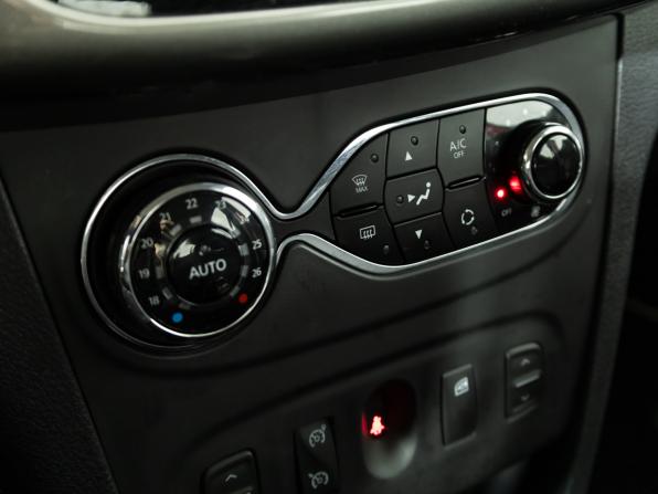 Renault Sandero II с пробегом 2017 года, цена 939 700 рублей, 108729 км, хэтчбек, Автокод Объявления