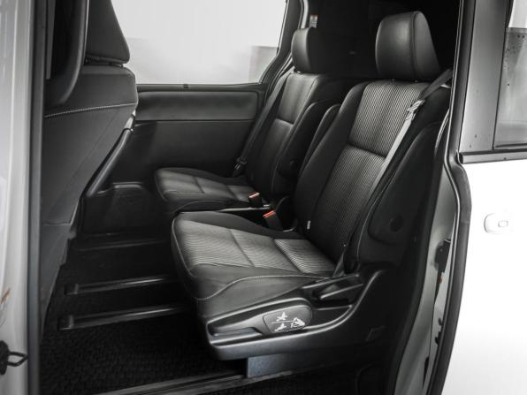 Toyota Noah III (R80) Рестайлинг с пробегом 2017 года, цена 2 370 000 рублей, 103175 км, минивэн, Автокод Объявления
