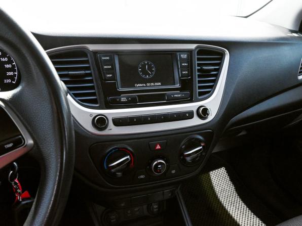 Hyundai Solaris II с пробегом 2018 года, цена 1 029 000 рублей, 140623 км, седан, Автокод Объявления