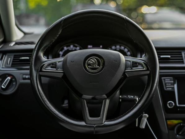 Skoda Rapid I Рестайлинг с пробегом 2018 года, цена 990 001 рубль, 120595 км, лифтбек, Автокод Объявления