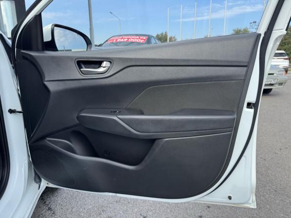 Hyundai Solaris II с пробегом 2019 года, цена 1 350 000 рублей, 98356 км, седан, Автокод Объявления