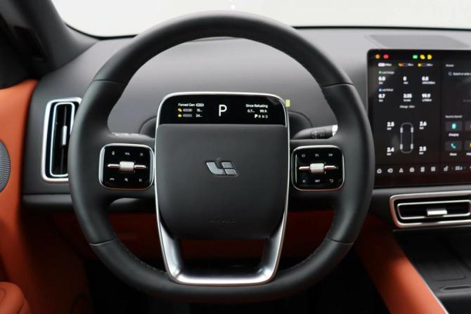 Li Auto (Lixiang) L9 I Рестайлинг с пробегом 2025 года, цена 9 490 000 рублей, 5 км, внедорожник, Автокод Объявления
