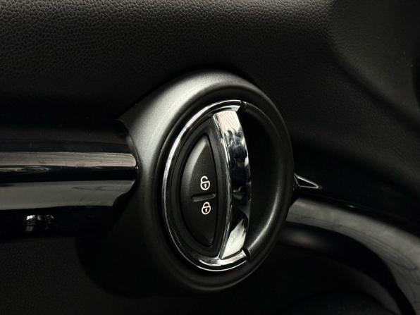 Mini Hatch III (F55/F56) с пробегом 2015 года, цена 2 069 000 рублей, 180000 км, хэтчбек, Автокод Объявления