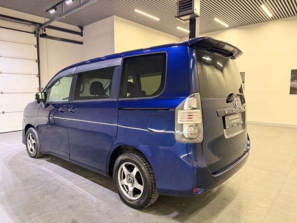 Toyota Voxy II (R70) с пробегом 2009 года, цена 888 000 рублей, 292029 км, минивэн, Автокод Объявления