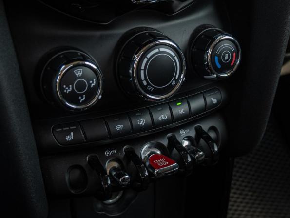 Mini Hatch III (F55/F56) Рестайлинг с пробегом 2020 года, цена 2 170 000 рублей, 73274 км, хэтчбек, Автокод Объявления