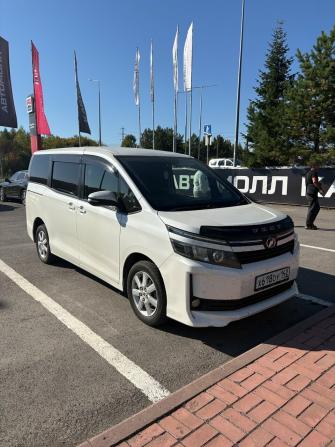 Toyota Voxy III (R80) с пробегом 2014 года, цена 1 699 000 рублей, 196000 км, минивэн, Автокод Объявления