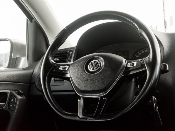 Volkswagen Polo V Рестайлинг с пробегом 2017 года, цена 920 000 рублей, 103029 км, седан, Автокод Объявления