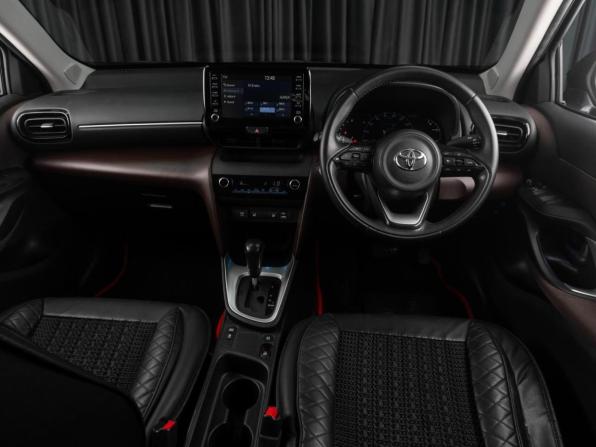 Toyota Yaris Cross с пробегом 2021 года, цена 2 357 000 рублей, 55242 км, внедорожник, Автокод Объявления