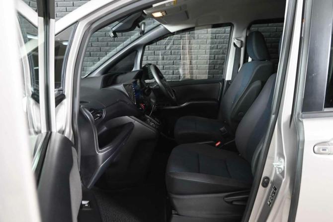 Toyota Noah III (R80) Рестайлинг с пробегом 2018 года, цена 2 468 000 рублей, 128085 км, минивэн, Автокод Объявления