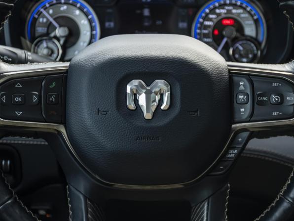 Ram 1500 V с пробегом 2018 года, цена 5 700 000 рублей, 117527 км, offers.body_type.unknown, Автокод Объявления