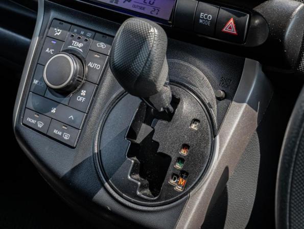 Toyota Wish II Рестайлинг с пробегом 2013 года, цена 1 465 000 рублей, 175639 км, минивэн, Автокод Объявления