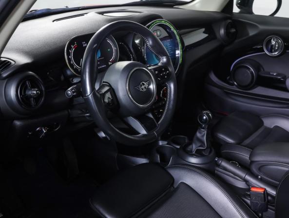 Mini Hatch III (F55/F56) Рестайлинг 2 с пробегом 2021 года, цена 3 038 310 рублей, 42029 км, хэтчбек, Автокод Объявления
