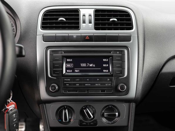 Volkswagen Polo V Рестайлинг с пробегом 2016 года, цена 740 000 рублей, 327639 км, седан, Автокод Объявления