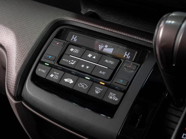 Honda Stepwgn V с пробегом 2015 года, цена 1 549 000 рублей, 153938 км, минивэн, Автокод Объявления