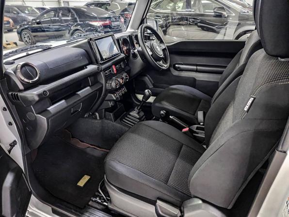Suzuki Jimny IV с пробегом 2022 года, цена 2 550 000 рублей, 21862 км, внедорожник, Автокод Объявления