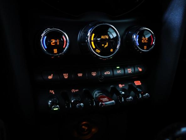 Mini Hatch III (F55/F56) Рестайлинг с пробегом 2018 года, цена 3 019 500 рублей, 49500 км, хэтчбек, Автокод Объявления